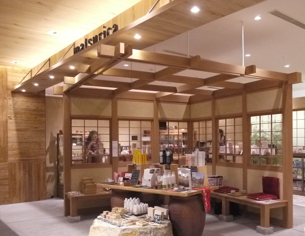 店舗正面は、奈良県・桜井市にある聖林寺の茶室をモデルにしたという、店員とお客様のおしゃべりスペース