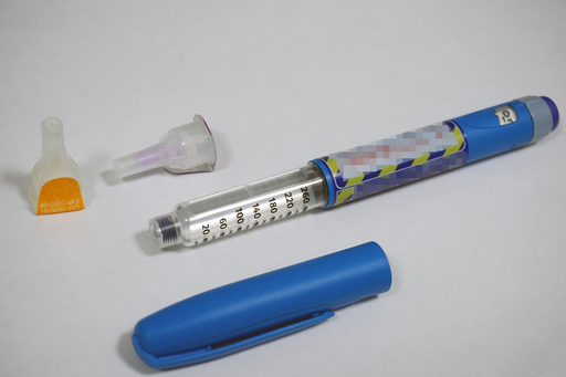 実際にペンのように見える形の注射器。左側の小さいものが注射針で、1回ごとに交換して使用する。
