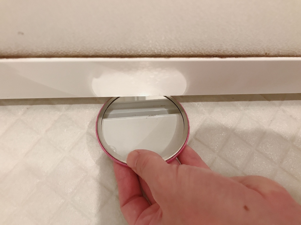 小さな鏡を使うと見えにくい場所の汚れも確認できます。