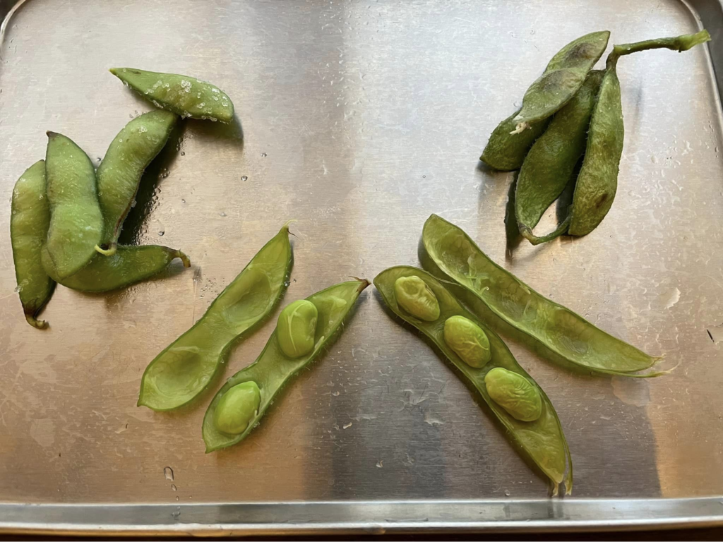 生で冷凍した枝豆を調理したもの。左：茹でて解凍、右：電子レンジで解凍